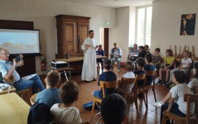 Des enfants se préparent à la 1er des communions