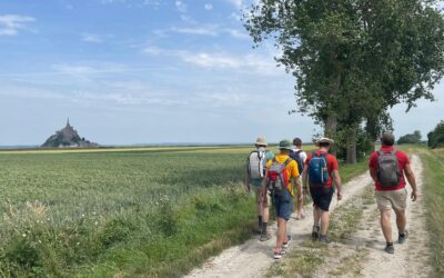 Pèlerinage des hommes vers le Mont Saint-Michel