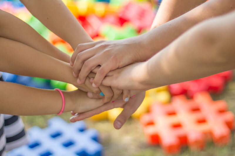 mains d'enfants pixa